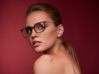 ragazza occhiali viso trucco