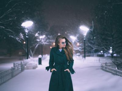 ragazza parco neve trench verde