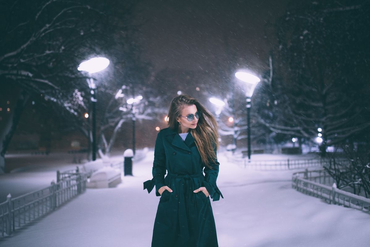 ragazza parco neve trench verde