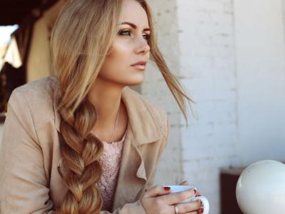 ragazza treccia grossa laterale