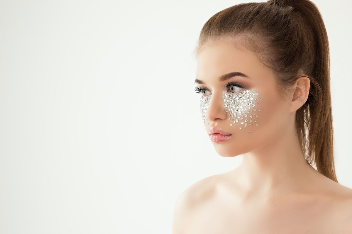 ragazza trucco makeup swarovski