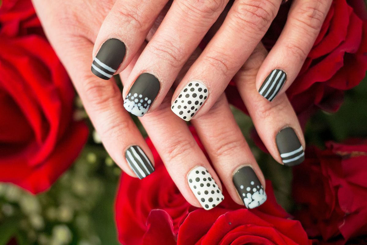 unghie nail art bianco nero bubble manicure