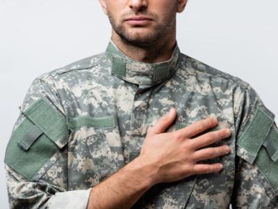 uomo busto divisa militare