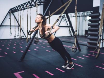 esercizi ragazza palestra elastici trx