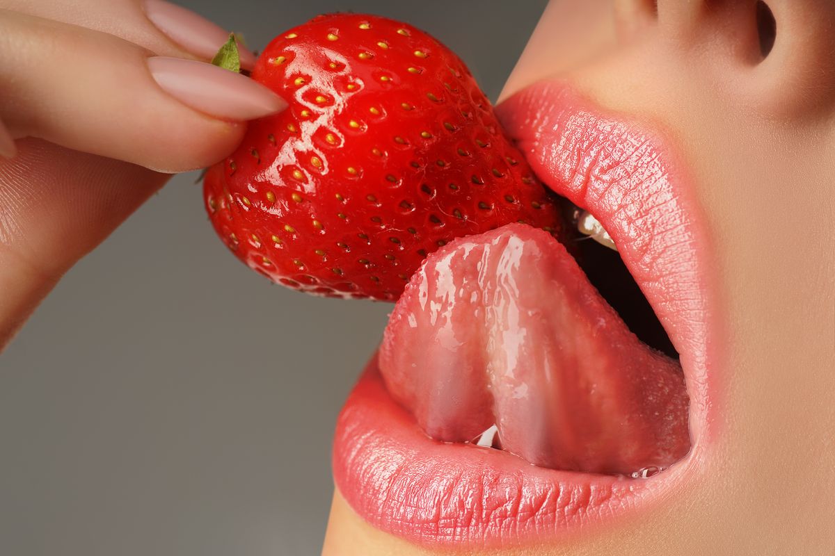 mangiare fragole labbra lingua