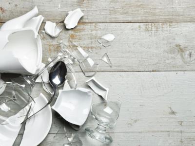 piatti bicchieri vetro rotti