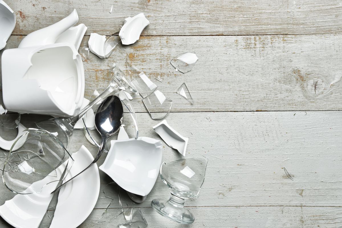 piatti bicchieri vetro rotti