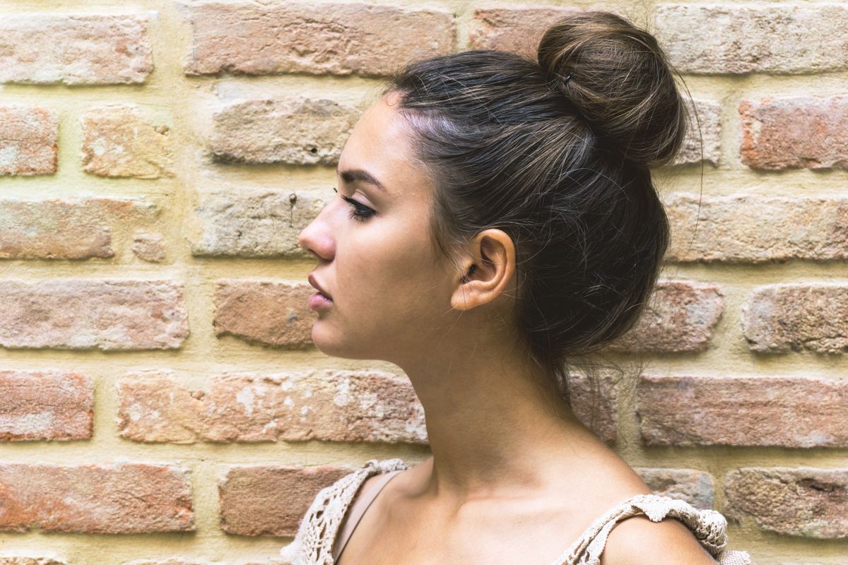 Ragazza con Chignon