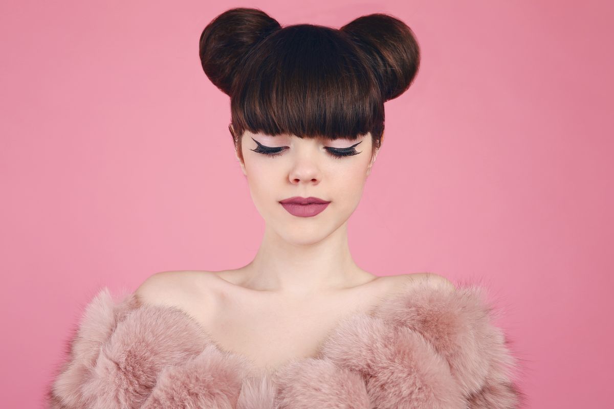 ragazza pelliccia frangia capelli pinup acconciatura