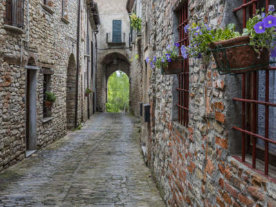 Visitare Mombaldone, uno dei borghi più belli d’Italia