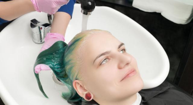 Come fare punte dei capelli verde acqua
