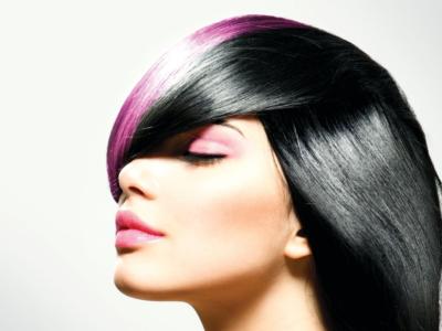 capelli con ciocca rosa