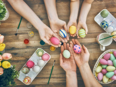Come decorare uova di Pasqua con piccoli decori