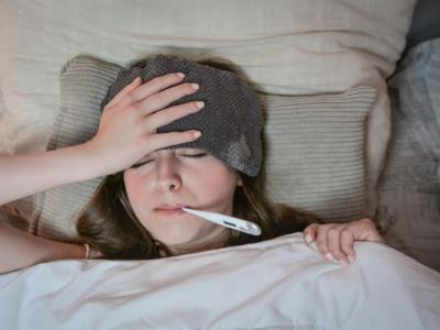 Donna febbre letto