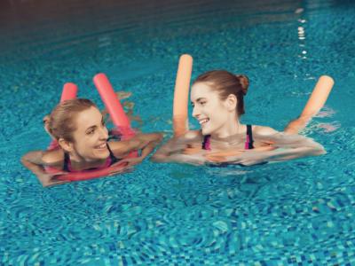 Donne pilates in acqua