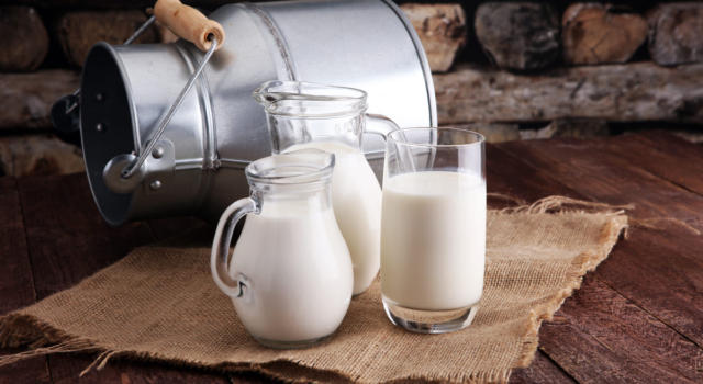Il latte scremato è meglio del latte intero? La scienza dice no