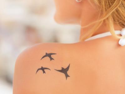 Come è più giusto comportarsi con i tatuaggi al sole?