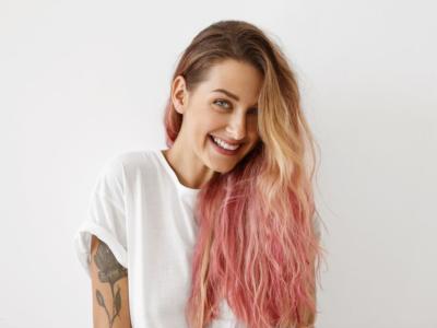 Come fare punte dei capelli rosa