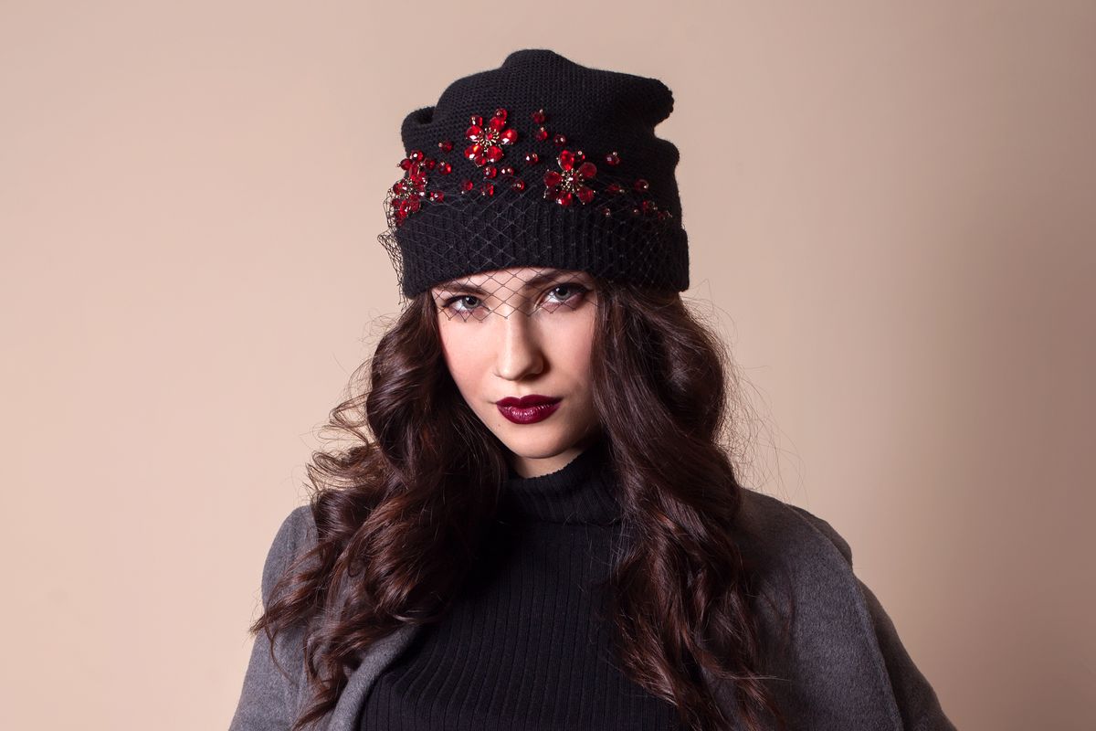 Ragazza cappello con veletta