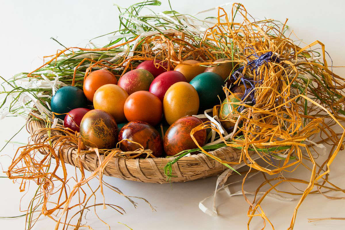 uova cesto pasqua decorazione rafia