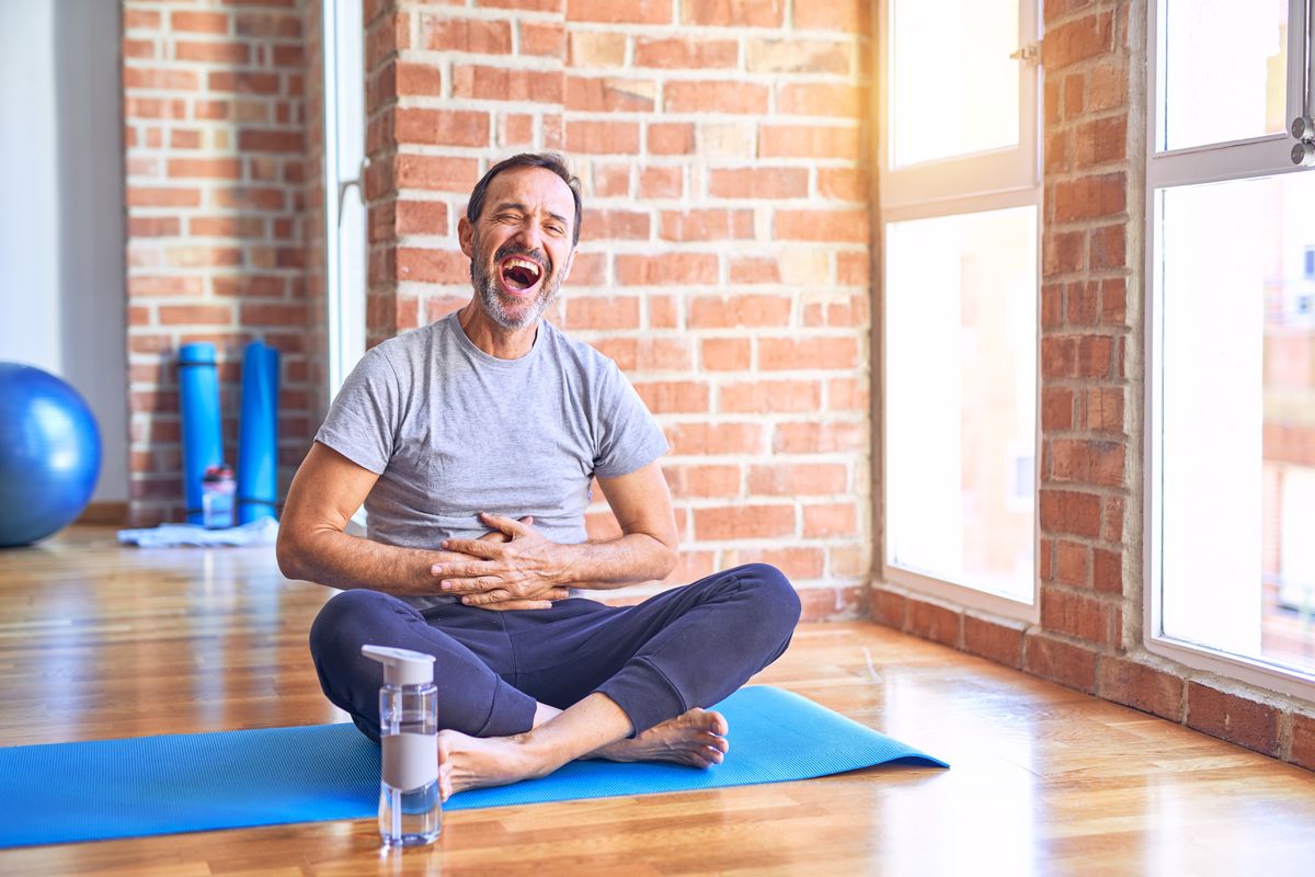 yoga risata uomo