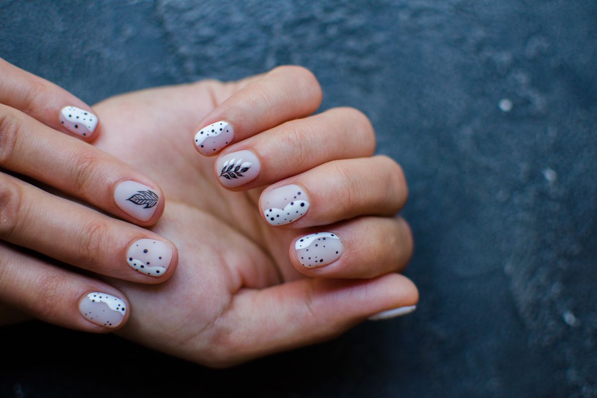 unghie fantasia nail art negative space