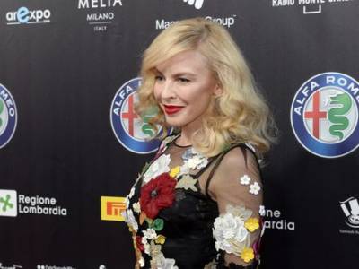 Kylie Minogue vittima del Vento a Cannes