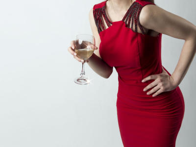 Vestito rosso bicchiere di vino