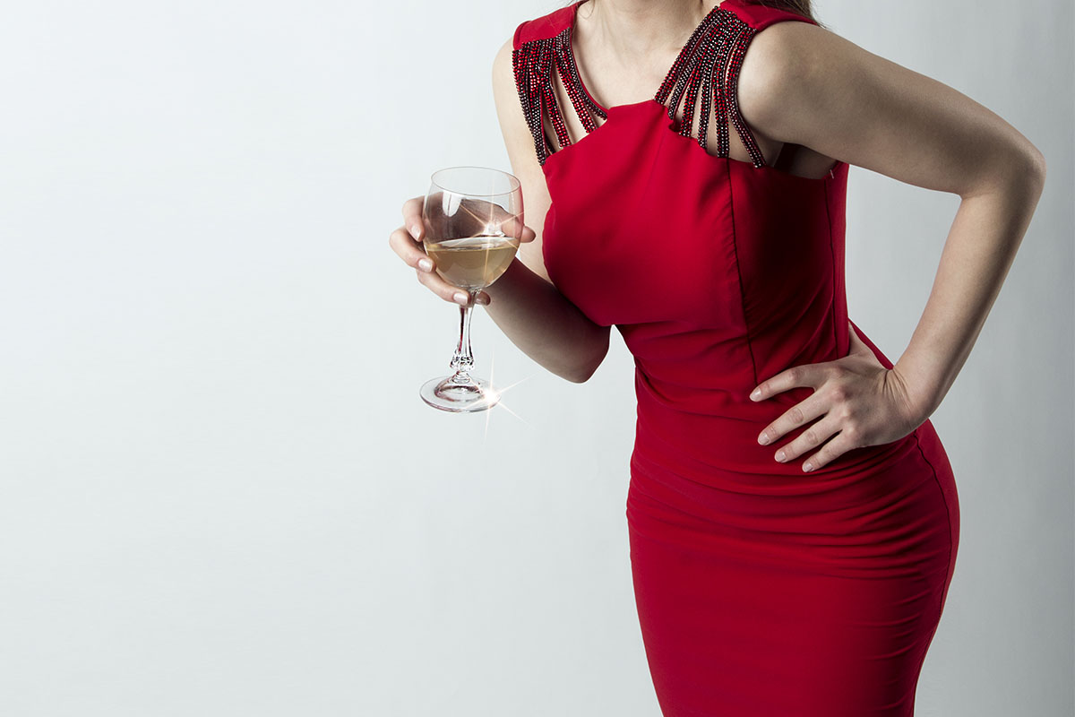 Vestito rosso bicchiere di vino