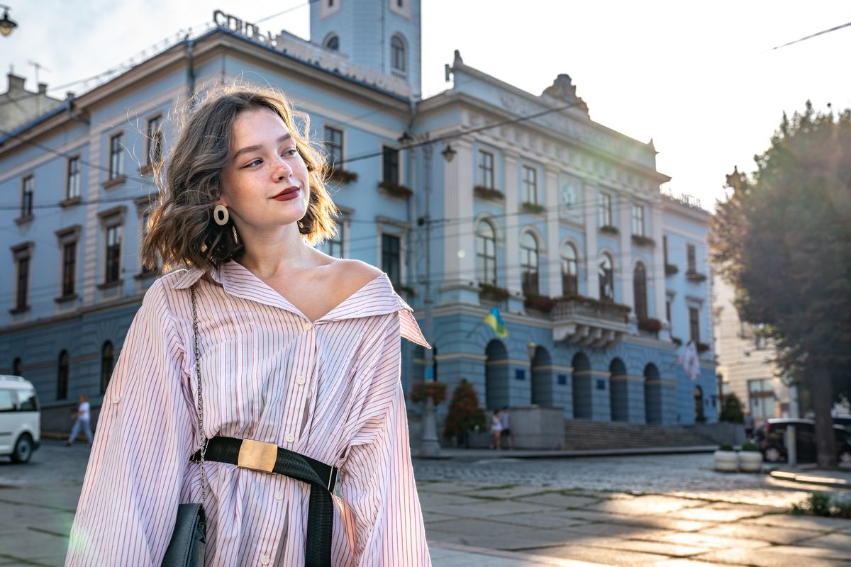 Ragazza acconciatura lob camicia borsa