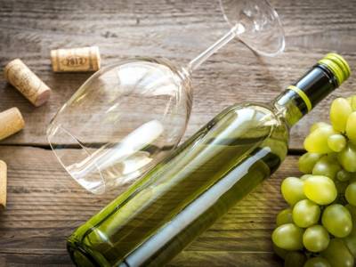 vino bianco uva bicchiere bottiglia