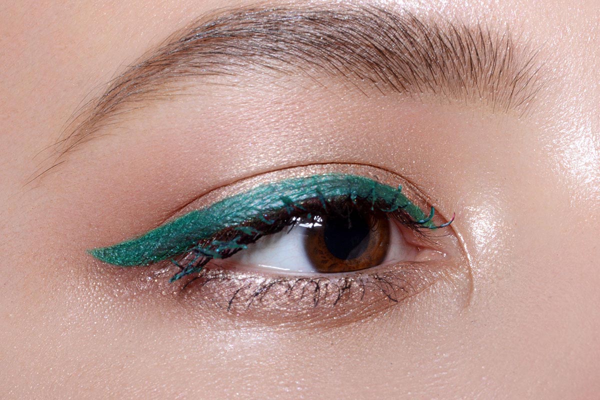 Eyeliner blu petrolio occhi castani