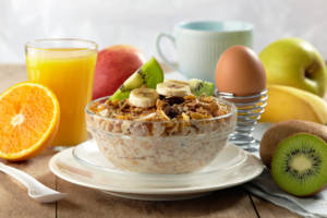 Colazione yogurt cereali uova frutta