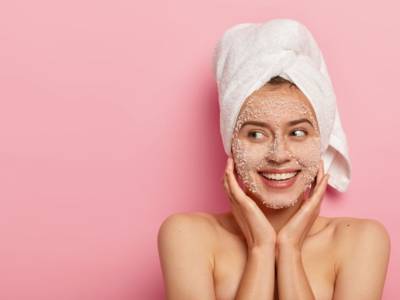 Esfoliare la pelle: i benefici dello scrub e il rinnovo cellulare