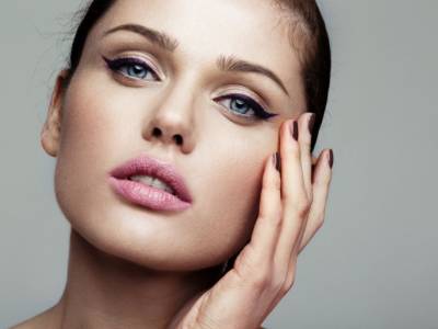 viso donna trucco eyeliner cateye