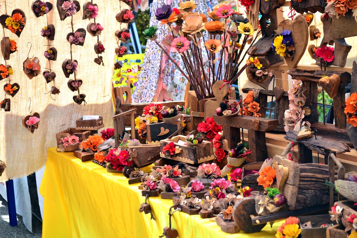 Mercatino artigianale decori in legno