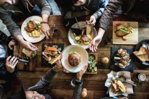 amici pranzo cena osteria ristorante pub