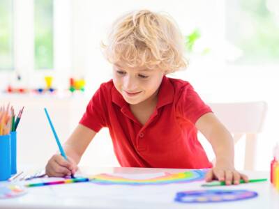 bambino disegnare colori lavoretti