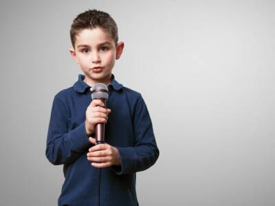 bambino microfono cantare zecchino d'oro