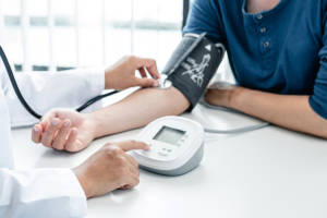 misurare pressione sanguigna medico