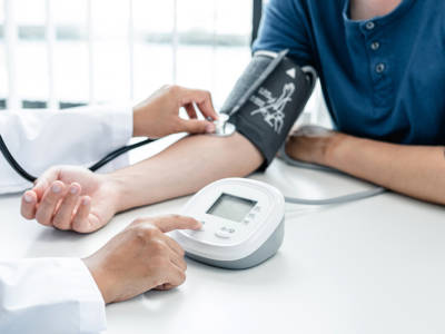 misurare pressione sanguigna medico