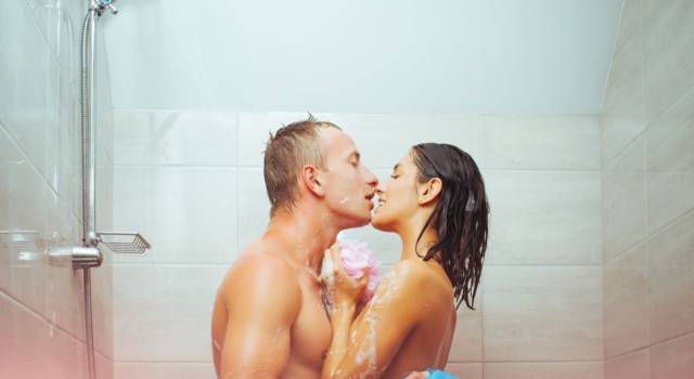 Sesso sotto la doccia: le migliori posizioni per accendere la passione
