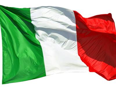 Coronavirus, la bandiera dell’Italia nel mondo: il gesto di solidarietà è virale