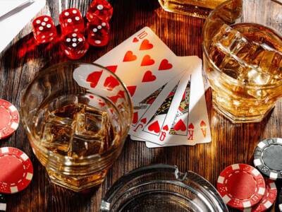 Giochi alcolici con le carte: il più celebre è il King’s Cup