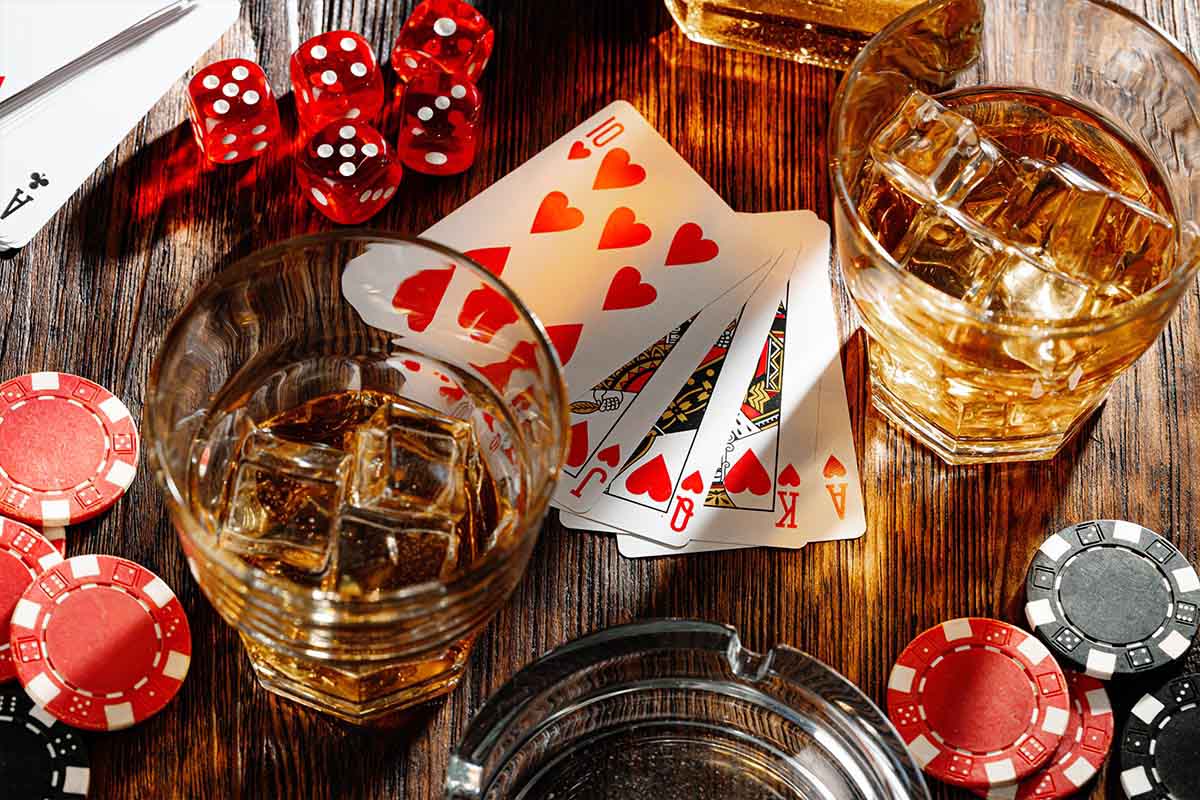 gioco alcolico carte azzardo dadi