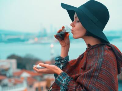 ragazza mantella rossa cappello nero aperitivo