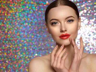 donna viso rossetto rosso olografico