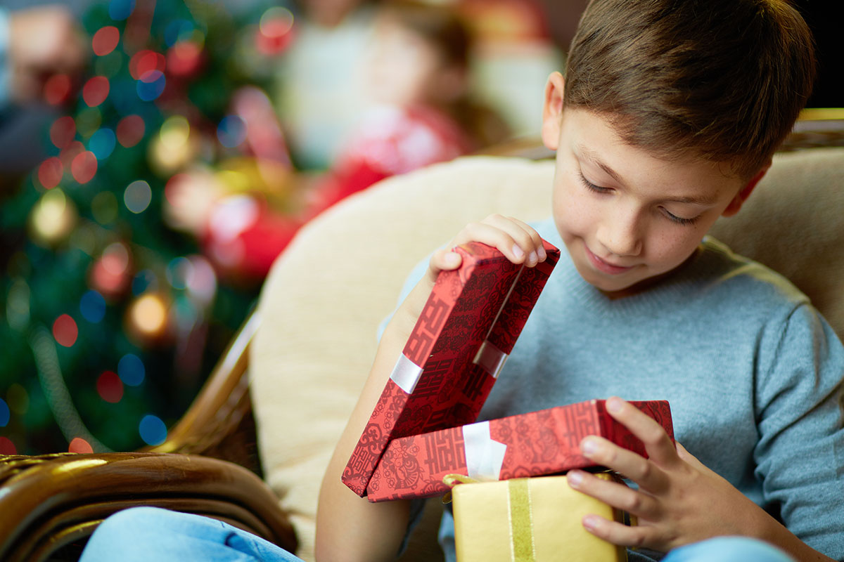 ragazzino bambino regalo di natale