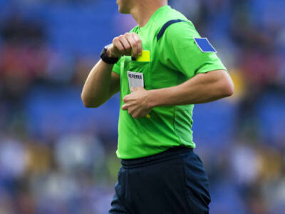 arbitro cartellino giallo