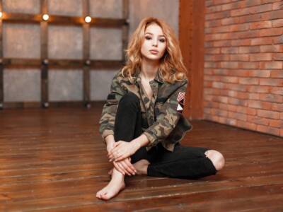 Ragazza capelli rossi Army style giacca militare